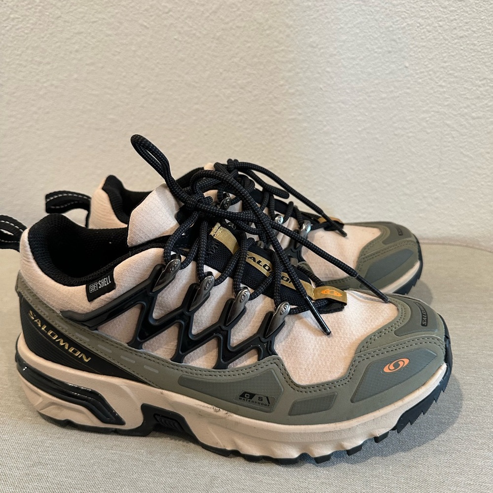 Salomon Women's Sneakers in Cream and Gray